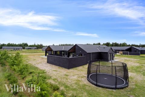 Den praktfulla poolstugan nr 653 med plats för 22 personer ligger i Vestjylland