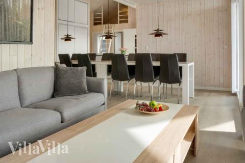 I soffhörnan i lyxstuga 661 i Lolland/Falster/Møn kan ni spela brädspel eller titta på film tillsammans.