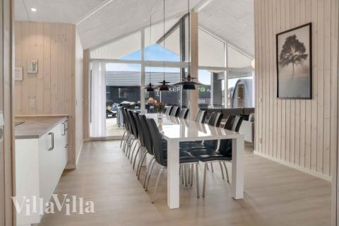 Det stora ljusa vardagsrummet i lyxstuga nr 661 för 14.