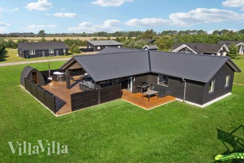 Den praktfulla poolstugan nr 661 med plats för 14 personer ligger i Lolland/Falster/Møn