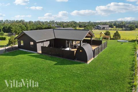 Den tjusiga sommarstugan nr 661 med gott om plats för upp till 14 personer