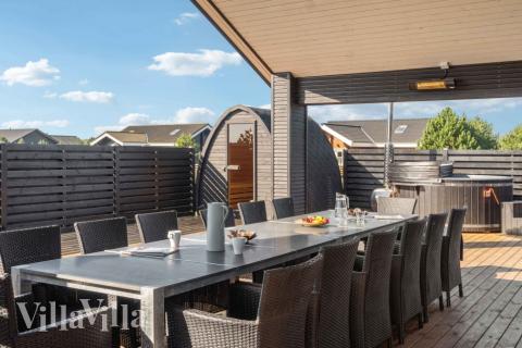 Lyxstuga nr 661 har en härlig terrass med sköna trädgårdsmöbler för 14 personer.