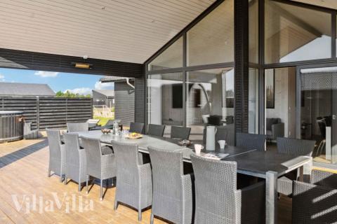 Njut av en grillkväll på terrassen i lyxstuga nr 661 i Lolland/Falster/Møn