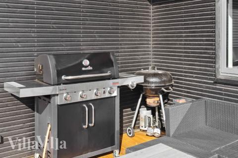 På terrassen i sommarhus nr 661 finns det plats för upp till 14 gäster.