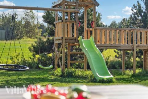 Till den trevliga sommarstugan nr 661 i Lolland/Falster/Møn erbjuds en mängd utomhusaktiviteter, t.ex. lektorn och gungor