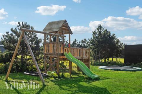 Förutom de många timmar som du kan tillbringa i stugans poolavdelning erbjuder lyxstuga 661 även många utomhusaktiviteter