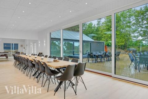 Det stora ljusa vardagsrummet i lyxstuga nr 674 för 26.