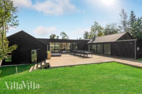 Stor terrass i lyxstuga nr 674 i Nordsjälland.