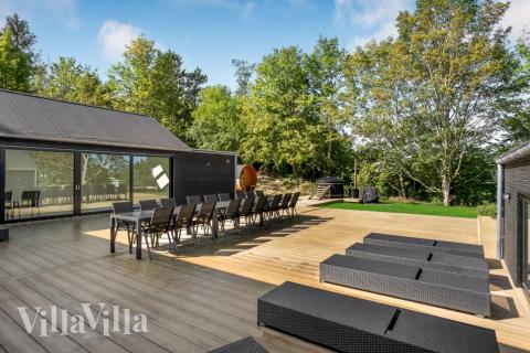 Njut av en grillkväll på terrassen i lyxstuga nr 674 i Nordsjälland