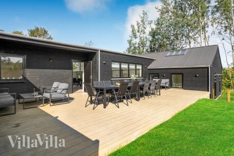 På terrassen i sommarhus nr 674 finns det plats för upp till 26 gäster.