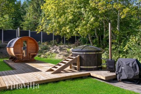 Lyxstuga nr 674 har en härlig terrass med sköna trädgårdsmöbler för 26 personer.