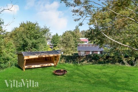 Till den trevliga sommarstugan nr 674 i Nordsjälland erbjuds en mängd utomhusaktiviteter, t.ex. lektorn och gungor