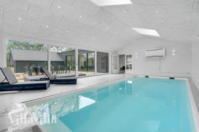 Sommarstuga 674 är inredd med en smakfull poolavdelning som har vattenrutschbana, ett stort inbyggt spapad och bastu