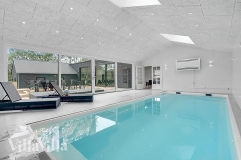 Sommarstuga 674 är inredd med en smakfull poolavdelning som har vattenrutschbana, ett stort inbyggt spapad och bastu