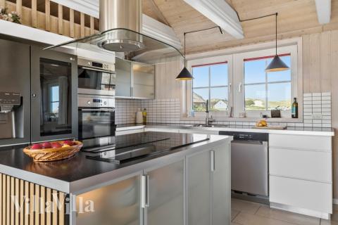 Köket i lyxstuga nr 675 är utrustat så att ni kan laga mat till 15 personer.