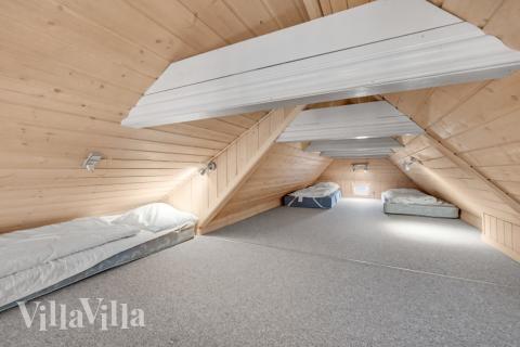 Några av de 15 sovplatserna finns på loftet i lyxstuga nr 675