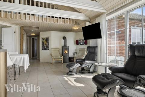 Vardagsrummet i lyxstuga nr. 675 har plats för 15 personer.