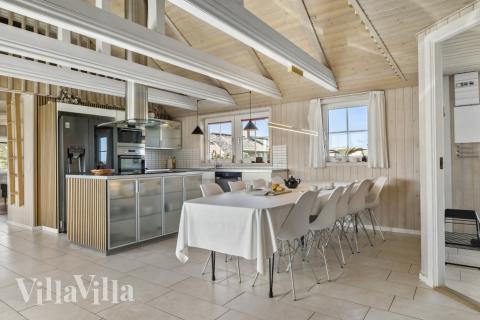 Det stora ljusa vardagsrummet i lyxstuga nr 675 för 15.