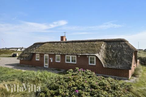 I Vestjylland ligger detta vackra poolhus nr 675 med plats för 15 personer.