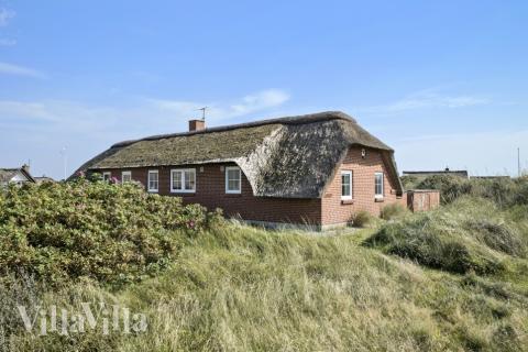 Den praktfulla poolstugan nr 675 med plats för 15 personer ligger i Vestjylland