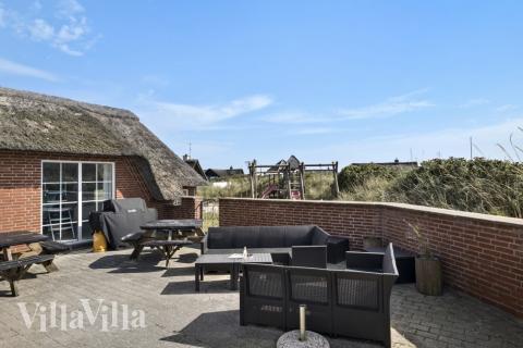 Lyxstuga nr 675 har en härlig terrass med sköna trädgårdsmöbler för 15 personer.