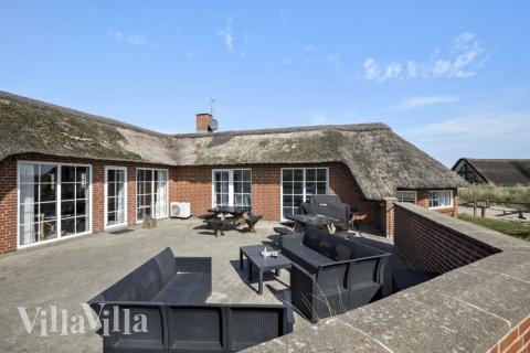 Njut av en grillkväll på terrassen i lyxstuga nr 675 i Vestjylland