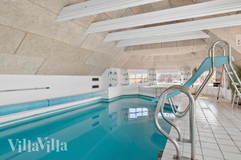 Sommarstuga 675 är inredd med en smakfull poolavdelning som har vattenrutschbana, ett stort inbyggt spapad och bastu