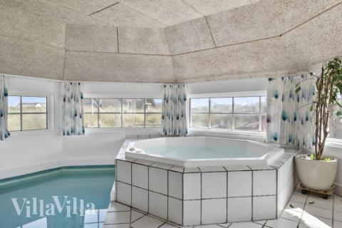 Njut av spabadets värme i lyxstuga nr 675 i Vestjylland