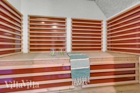 Njut av bastuvärmen i lyxstuga nr 677 för 16 personer