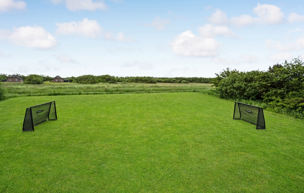 Den praktfulla poolstugan nr 677 med plats för 16 personer ligger i Vestjylland