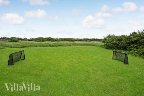 Den praktfulla poolstugan nr 677 med plats för 16 personer ligger i Vestjylland