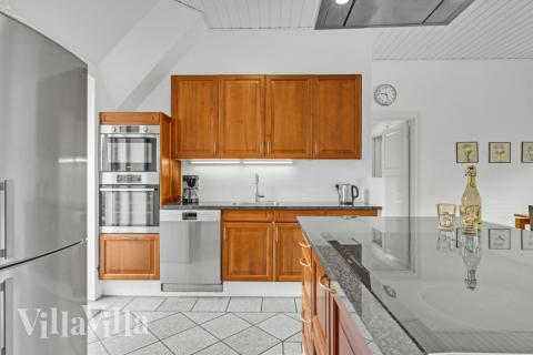 Köket i lyxstuga nr 677 är utrustat så att ni kan laga mat till 16 personer.