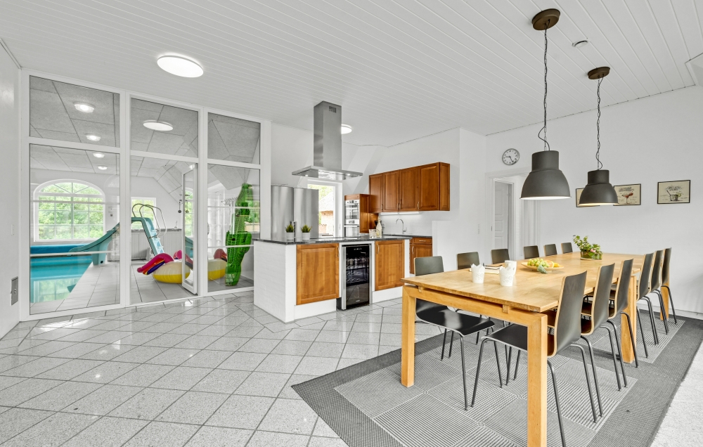 Det stora ljusa vardagsrummet i lyxstuga nr 677 för 16.