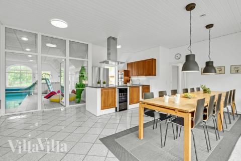 Det stora ljusa vardagsrummet i lyxstuga nr 677 för 16.