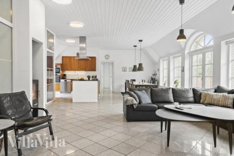 Soffhörnan i lyxstuga 677 i Vestjylland.