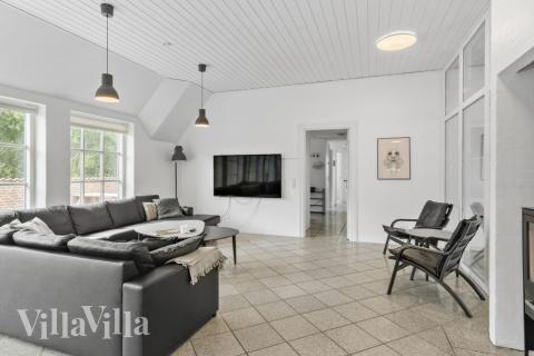 I soffhörnan i lyxstuga 677 i Vestjylland kan ni spela brädspel eller titta på film tillsammans.