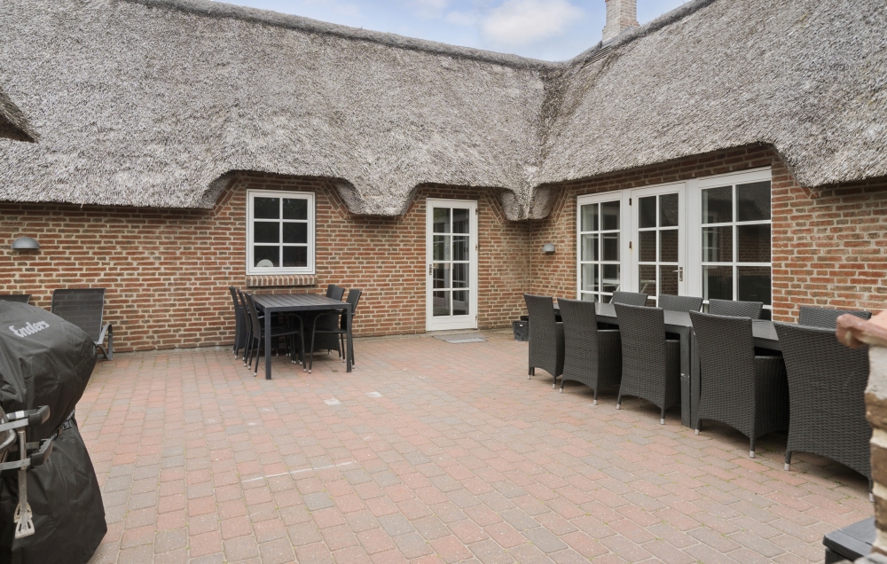 Njut av en grillkväll på terrassen i lyxstuga nr 677 i Vestjylland