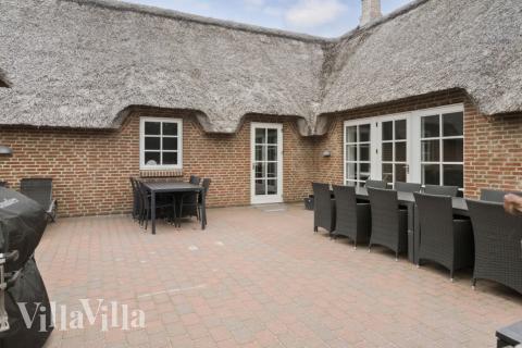 Njut av en grillkväll på terrassen i lyxstuga nr 677 i Vestjylland