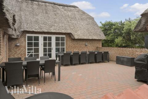 Lyxstuga nr 677 har en härlig terrass med sköna trädgårdsmöbler för 16 personer.