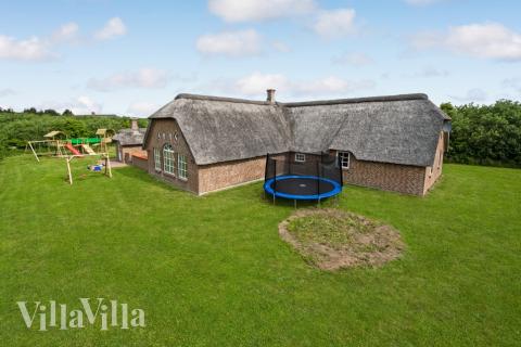 Den tjusiga sommarstugan nr 677 med gott om plats för upp till 16 personer