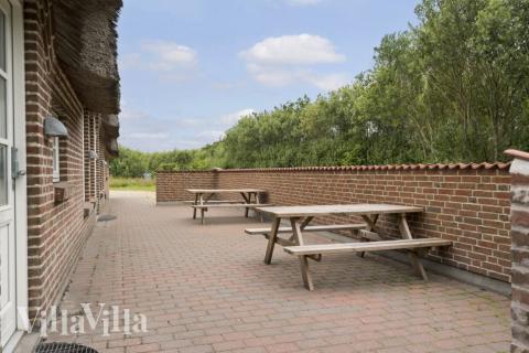 På terrassen i sommarhus nr 677 finns det plats för upp till 16 gäster.