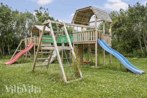 Till den trevliga sommarstugan nr 677 i Vestjylland erbjuds en mängd utomhusaktiviteter, t.ex. lektorn och gungor