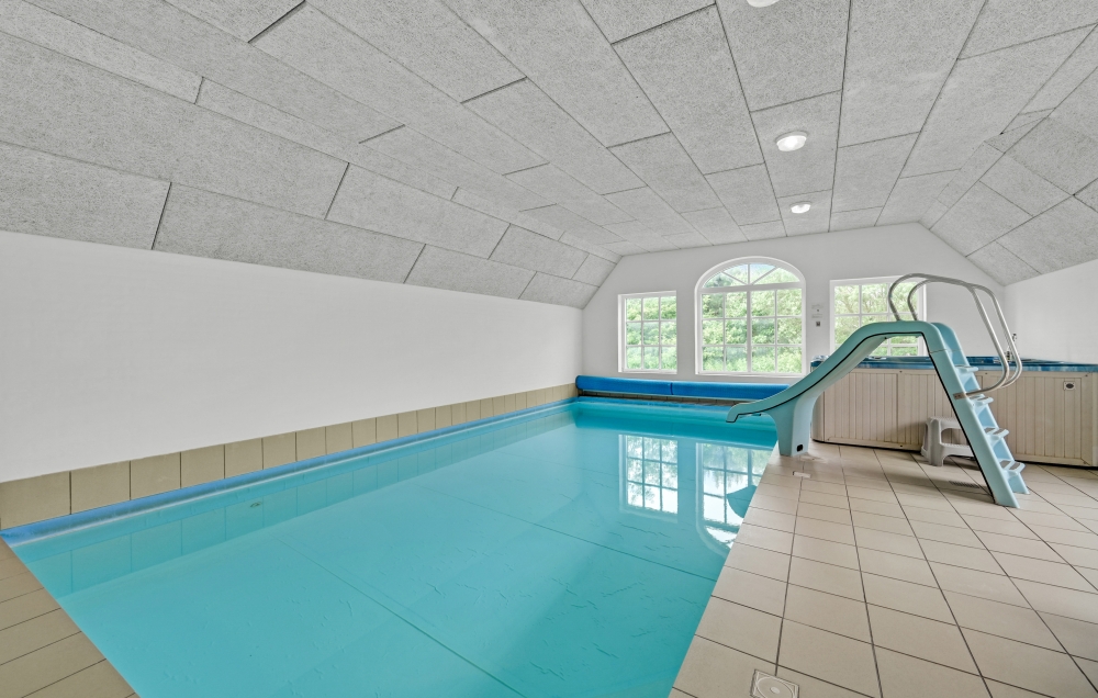 Den härliga poolen i lyxstuga nr 677 för 16 personer