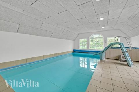 Den härliga poolen i lyxstuga nr 677 för 16 personer