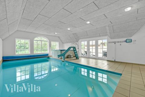 Sommarstuga 677 är inredd med en smakfull poolavdelning som har vattenrutschbana, ett stort inbyggt spapad och bastu