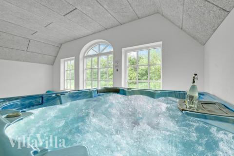 Njut av spabadets värme i lyxstuga nr 677 i Vestjylland