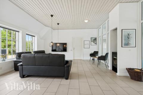 I soffhörnan i lyxstuga 678 i Vestjylland kan ni spela brädspel eller titta på film tillsammans.