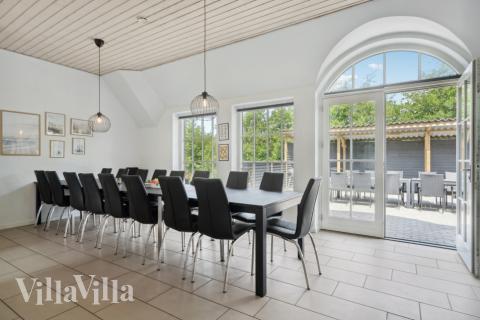 Vardagsrummet i lyxstuga nr. 678 har plats för 16 personer.