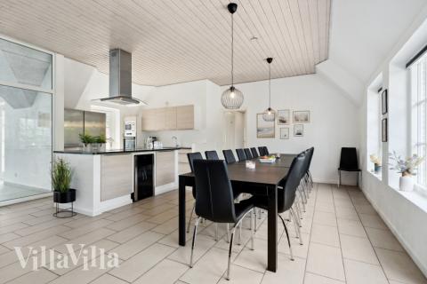 Det stora ljusa vardagsrummet i lyxstuga nr 678 för 16.