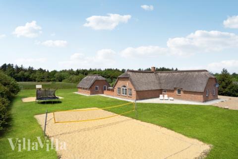 Till den trevliga sommarstugan nr 678 i Vestjylland erbjuds en mängd utomhusaktiviteter, t.ex. lektorn och gungor